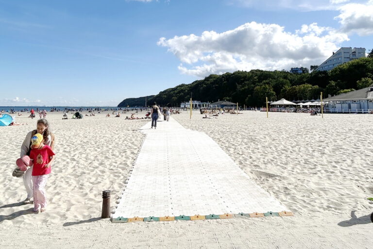 tymczasowa droga na plaży