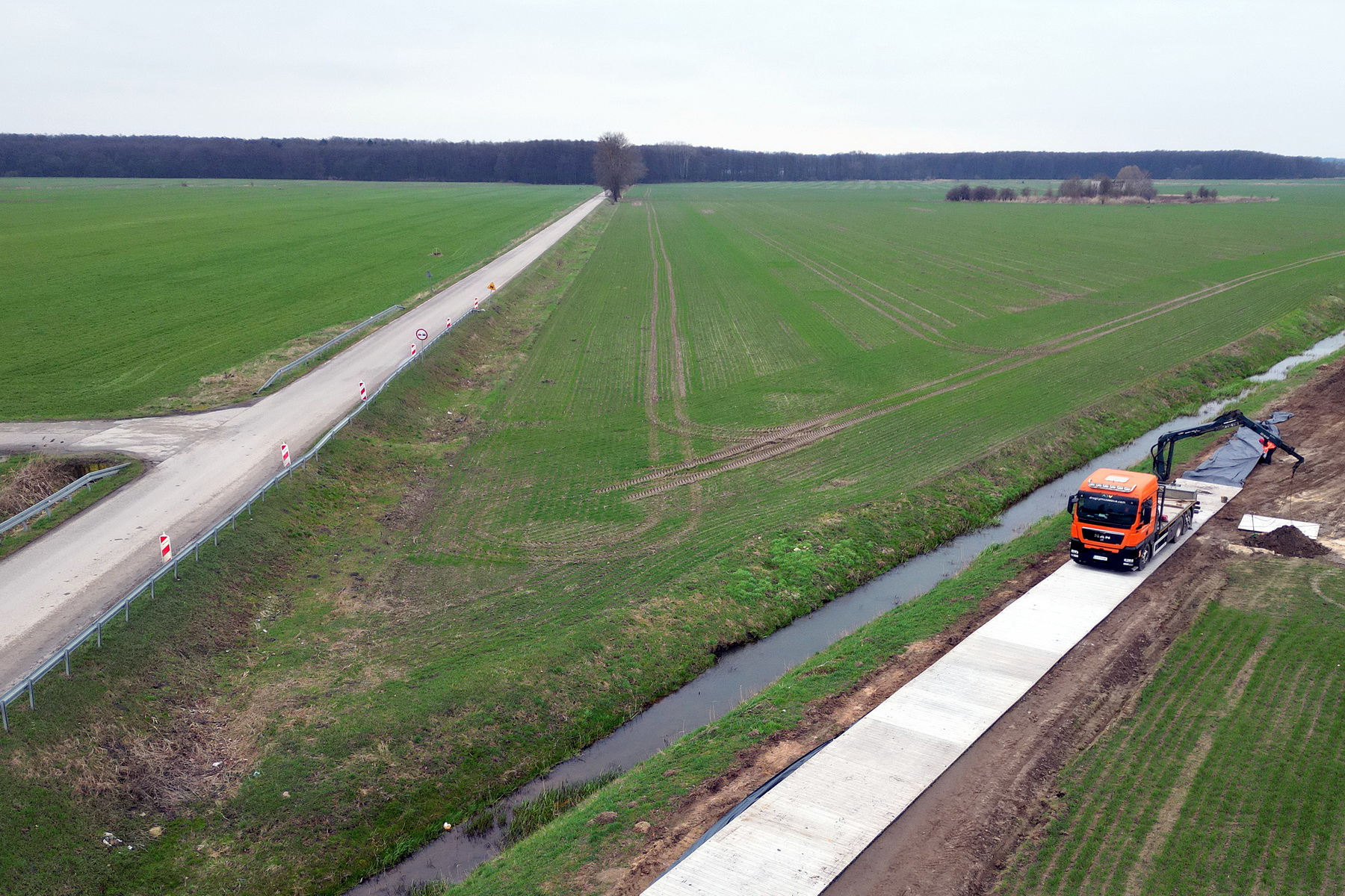 Drogi techniczne na plan filmowy – wynajem płyt drogowych