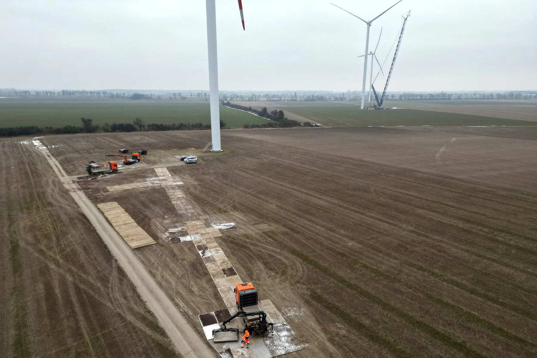 montaż płyt drogowych na farmie wiatrowej